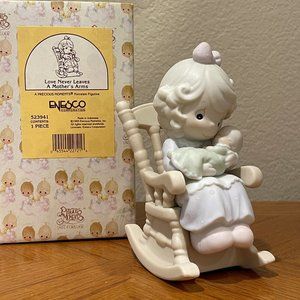 Precious Moments Love Never Leaves a Mother’s Arms